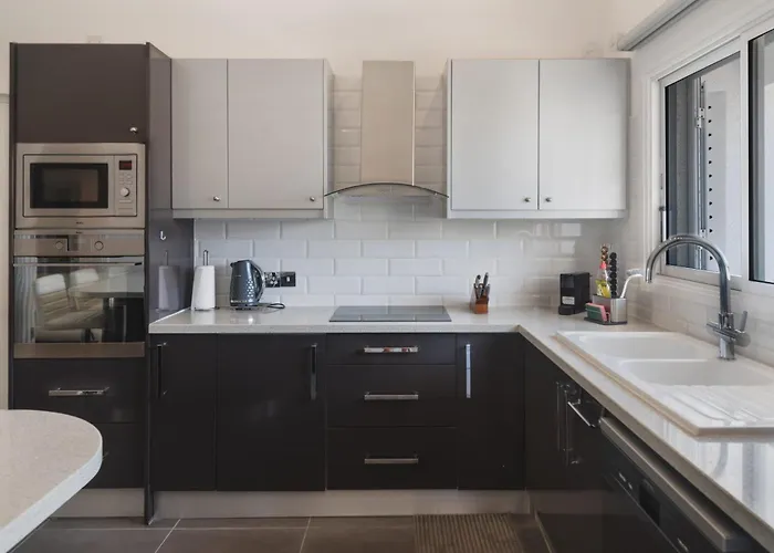 Botanical Art House By Staycom Paphos